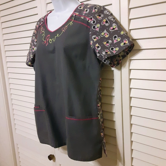 RUNWAY by Cherokee LOVE Scrub Top - Picture 4 of 11